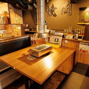 您可以放松身心,在散发着木质温暖气息的隔断座椅中享用烤肉。