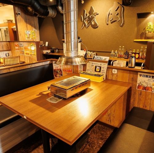 您可以放松身心,在散发着木质温暖气息的隔断座椅中享用烤肉。