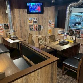 休闲桌椅区配有电视,非常适合进行热烈的交谈。