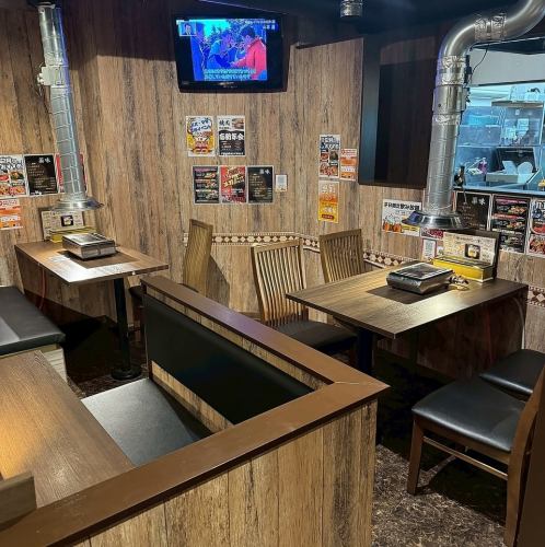 休闲桌椅区配有电视,非常适合进行热烈的交谈。