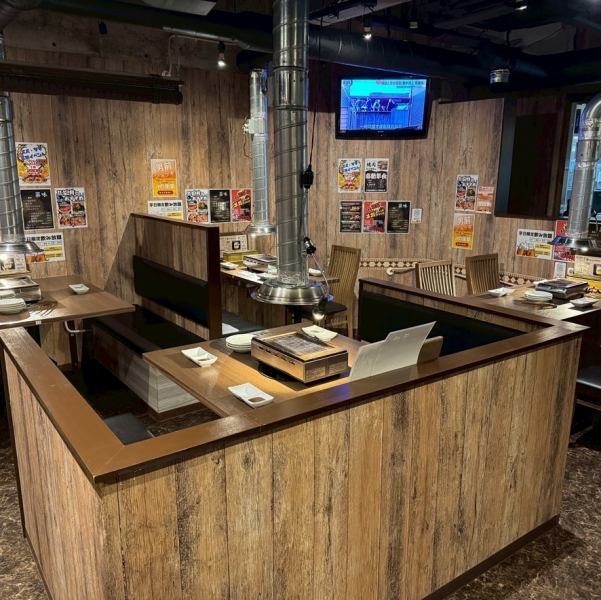 【木の温もりを感じる落ち着いた店内】 各テーブルには強力な無煙ロースターを完備しているため、匂いを気にせず本格的な焼肉を存分に楽しめます◎仕切りがあるので周りを気にせずおくつろぎください♪