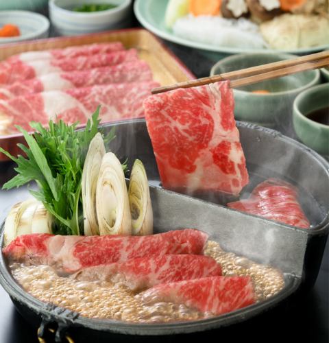 【寿喜烧 & 涮锅】 A4级特制黑毛和牛（鹿儿岛产）和黑猪肉（鹿儿岛产）寿喜火锅自助餐