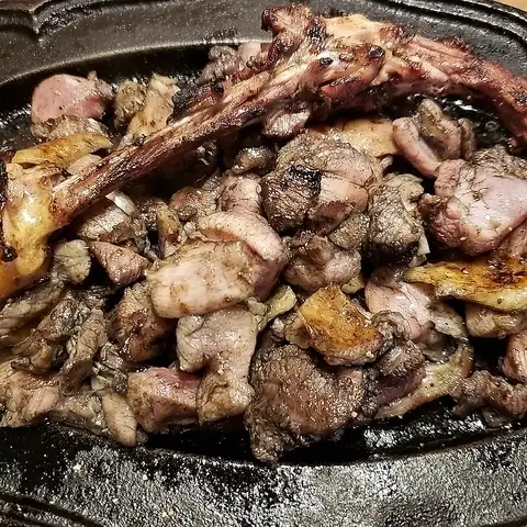 柔らかな食感と旨みが特徴の宮崎地鶏を七輪炭火焼きで心ゆくまで
