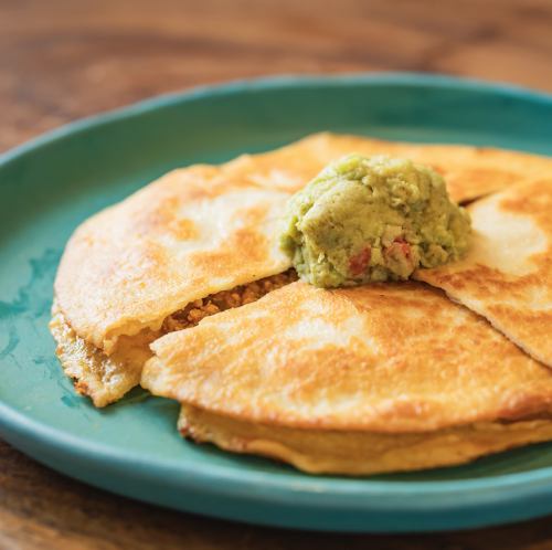 케사디자 with 아보카도 딥