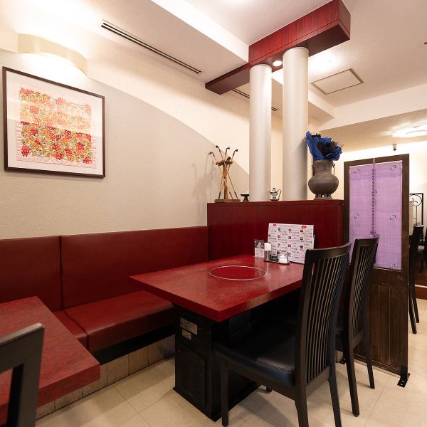 韓国に来たような雰囲気を意識した内装と、落ち着いた居心地の良さもお店のポイント♪アクセスしやすい立地にありながら、非日常感を楽しめます。スタッフの温かな対応も魅力!ランチ営業で昼間から韓国料理を堪能できる点も人気で、多様な利用シーンに対応可能です☆