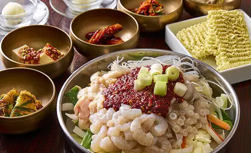 We offer everything from à la carte dishes to a wide variety of set courses.