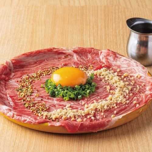 【◆嘉福のロースユッケ◆】A5ランクの和牛を使用！！特製のタレと卵に絡んだお肉は、お酒との相性抜群◎