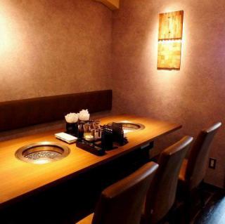 お洒落で落着きのある快適な店内でどなたでも安心してお食事をお楽しみいただけます。喫煙ルームも設置しておりますので、ご家族でもご友人同士でもお気軽にお越しください♪