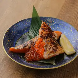 親子塩焼き　鮭ハラスいくら掛け
