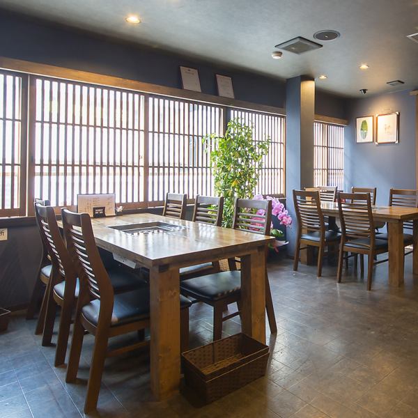 【テーブル】5名様掛けと、6名様掛けのテーブルのご用意ございます。小宴会などにもピッタリです。入口付近にはお酒のショーケースがございますので、試したい日本酒など見ていただくことも可能です！