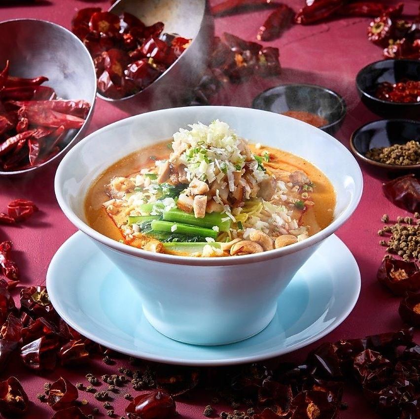 對於那些喜歡吃豐盛餐點的人,我們推薦午餐套餐,而對於那些喜歡吃清淡食物的人,擔擔面很受歡迎!