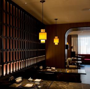 【桌席:8席,每席4人】本店採用間接照明,氣氛優雅別緻。 ◎靠牆的桌席,座位之間空間寬敞,無需在意周圍的人,可以安心地坐著!輕鬆暢談,定會讓您流連忘返…★餐後甜點!