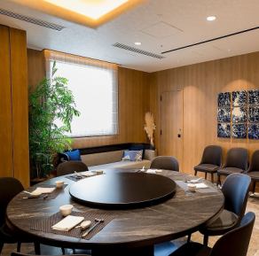 【包廂】推薦您與重要人士共進晚餐時,請使用完全私密的包廂。 ♪ 拆除隔板後,最多可容納30人。 ★ 在私密的空間盡情享用美食。 ◎ 提供適合商務招待、會議、慶典等特殊場合的高品質體驗。