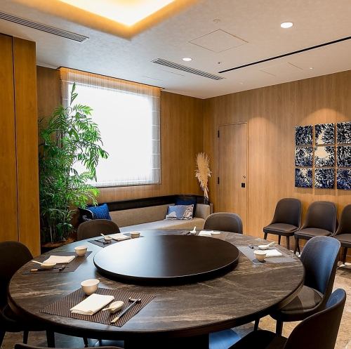 【包廂】推薦您與重要人士共進晚餐時,請使用完全私密的包廂。 ♪ 拆除隔板後,最多可容納30人。 ★ 在私密的空間盡情享用美食。 ◎ 提供適合商務招待、會議、慶典等特殊場合的高品質體驗。