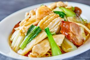 炒麵配什錦蔬菜和濃稠醬汁