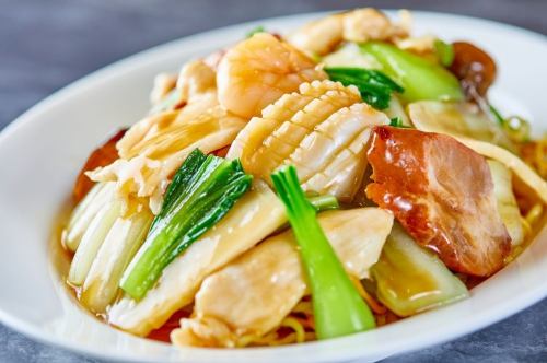 炒麵配什錦蔬菜和濃稠醬汁