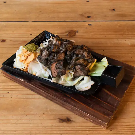 Flaming grilled chicken thigh and neck meat mix, charcoal-grilled chicken thigh