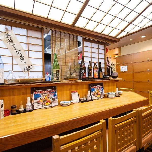 肩肘張らず過ごせる店内にはシーンに合わせて対応できるお席をご用意。お一人様やカップルに最適なカウンター席やプライベート空間が大切にできる半個室など様々です。最寄りの駅からも3分と近く、待ち合わせや解散にも心配ご無用。皆様のご来店をお待ちしております。