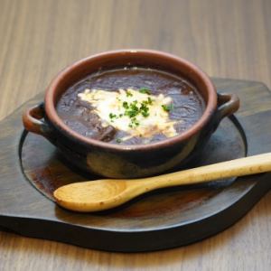 Beef tongue stew with melted cheese (with baguette)