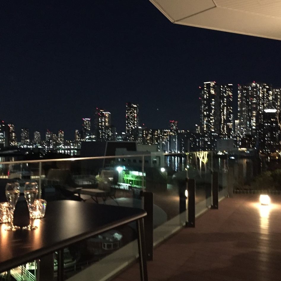 The night view that can be seen from the covered terrace seats is perfect for anniversaries and dates ♪