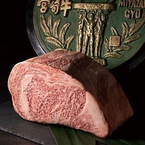 宮崎牛本来の美味しさをシンプルに鉄板の上で調理します