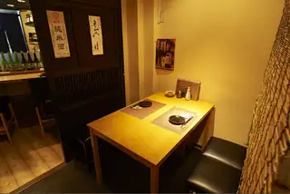 大切な方とのデートやご友人との語らいにぴったりな2名様向けのテーブル席をご用意しております。周りの視線を気にせずゆっくりと会話を楽しめます。こだわりの新鮮な海鮮や和牛を味わいながら気兼ねなくリラックスしてお過ごしください。