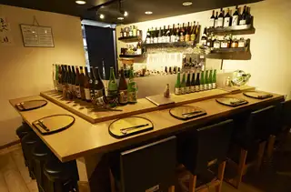 カウンター席もご用意しております。お一人様でも入りやすい落ち着いた空間作りをしています◎席と席の感覚が少し近めなので会話も楽しむことができ、デートにも最適。ずらりと並ぶ自慢の銘酒を眺めながら大人の時間をお過ごしください。