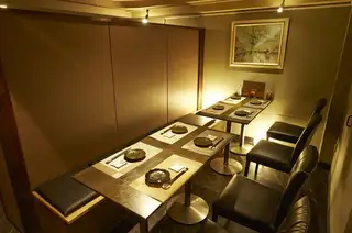 4名様からご利用可能なテーブルを連結して、最大8名様までゆったりとお座りいただけます◎周囲を気にせず会話を楽しめるため、ご友人との飲み会や合コンにもぴったりです。多彩な宴会シーンでぜひご利用ください！