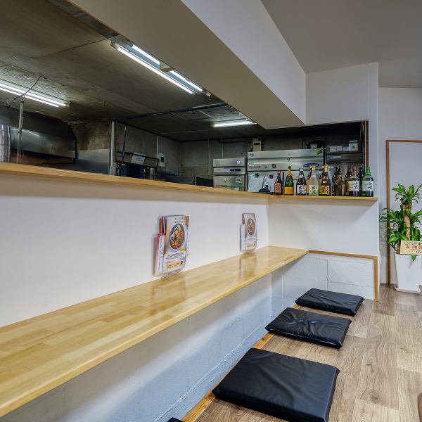 店内は温かみのある照明に包まれた落ち着いた空間です。カウンター席を5席完備しており、お一人様でも気兼ねなくお過ごしいただけます。お仕事帰りの一杯や、静かに食事を楽しみたい夜にも最適。スタッフとの会話を楽しんだり、目の前で調理される活気を感じたりしながら、ゆったりとした時間をご堪能ください。