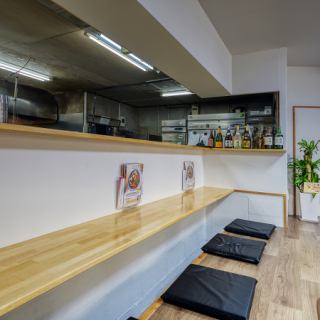 お一人様でも気兼ねなくご利用いただけるカウンター席を5席ご用意しております。同僚とのランチや、静かに食事を楽しみたい夜のひとときにぴったりな空間です。お出かけついでにぜひ気軽にお立ち寄りください◎