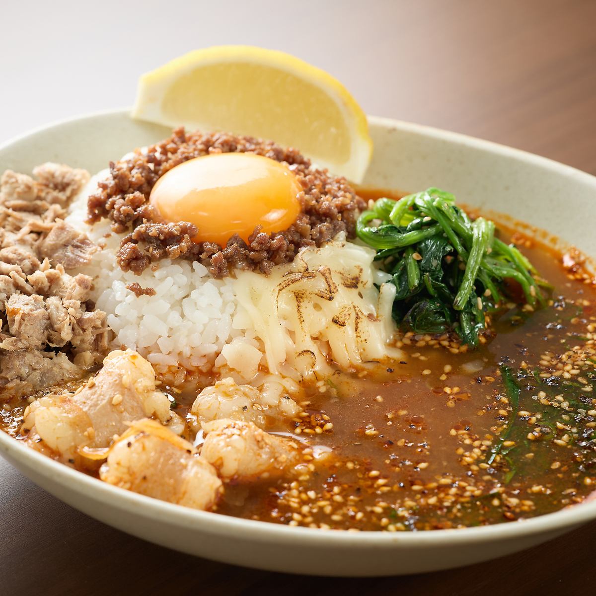 当店看板メニュー!5つの厳選スパイスが決め手の「スープと米」