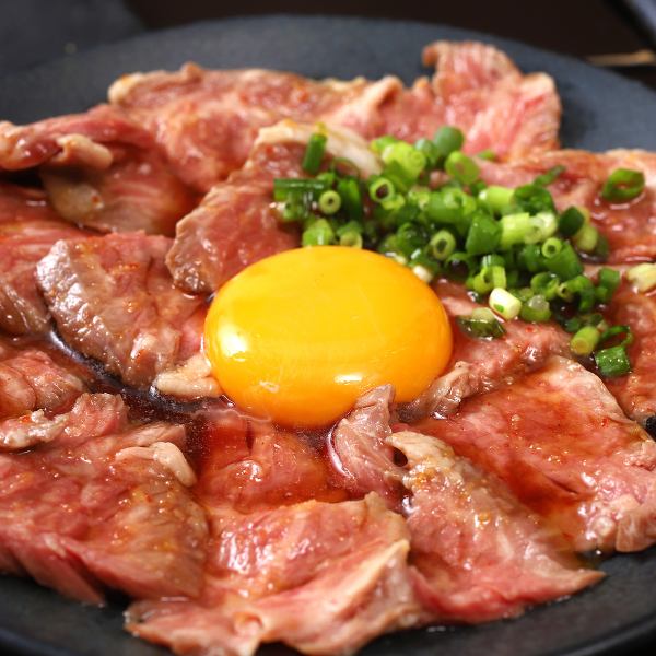Our store's most popular menu, "Sagari Yukke" where you can enjoy the moist texture of raw meat, 1408 yen (tax included)