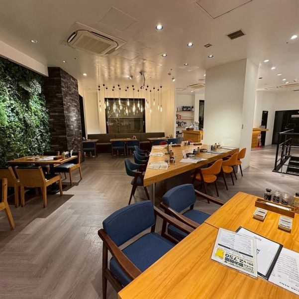 おしゃれな空間で、焼き立ての美味しいお肉を楽しめるお店です。家族や友人と一緒に、楽しいひとときを過ごすのにぴったりな場所です。特に【細かくグラムで選べるメニュー】は、お客様の好みに合わせてオーダーできるので、団体利用にも最適です。飲み放題のプランも充実しており、思いっきり盛り上がれること間違いなし！