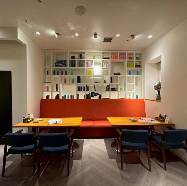 ゆったりとお食事をお楽しみいただけるソファー席も完備しております。女子会に嬉しい女性でも食べやすいグラム数のメニューや、みんなでシャアするのが楽しい塊のステーキなど、どなたとのお食事にもご利用いただけます☆宴会にはお得な飲み放題もございます。是非皆様でご利用ください。