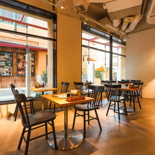 <p>おしゃれな空間で、焼き立ての美味しいお肉を楽しめるお店です。家族や友人と一緒に、楽しいひとときを過ごすのにぴったりな場所です。特に【細かくグラムで選べるメニュー】は、お客様の好みに合わせてオーダーできるので、団体利用にも最適です。飲み放題のプランも充実しており、思いっきり盛り上がれること間違いなし!</p>