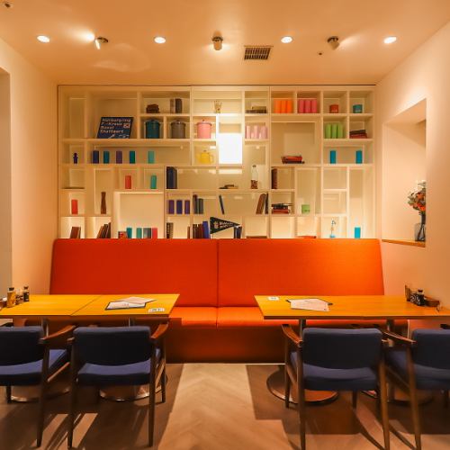 <p>ゆったりとお食事をお楽しみいただけるソファー席も完備しております。女子会に嬉しい女性でも食べやすいグラム数のメニューや、みんなでシャアするのが楽しい塊のステーキなど、どなたとのお食事にもご利用いただけます☆宴会にはお得な飲み放題もございます。是非皆様でご利用ください。</p>