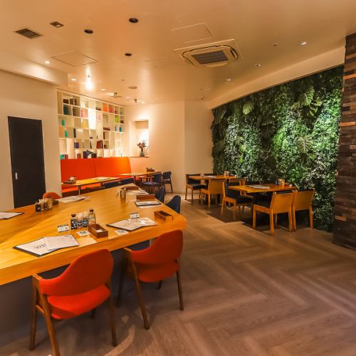 <p>当店では、焼き立ての絶品のお肉を楽しむことができます。友人や家族との団体利用に加え、カウンター席も完備しており、【一人でも気軽に楽しめる】雰囲気が魅力です。一人でたべるのは食べきれるか不安…そんな方にも安心!自分好みの量のご注文が可能です◎今日は自分にご褒美をあげるのはいかがですか?</p>