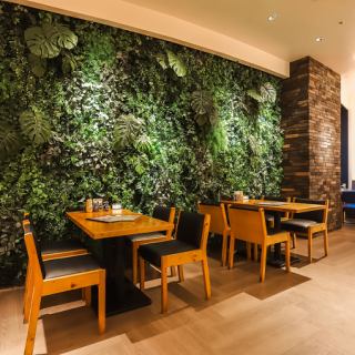 2名掛けテーブルはデートやご友人とのお食事にぴったりです◎