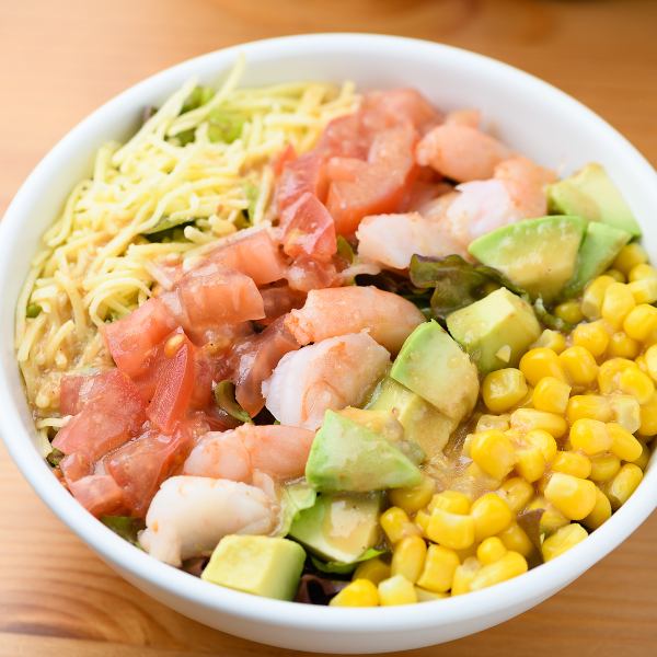 [Colorful and chewy texture is addictive ☆] Shrimp avocado salad 750 yen (tax included)