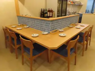西新駅の近くに佇む隠れ家のような当店では、大切な方と肩を並べて2~3名様でご利用いただける、特等席のカウンター席をご用意しております。日常の喧騒を忘れさせる落ち着いた雰囲気の中で、手間暇かけた自慢のお料理や厳選されたお酒を味わいながら、ゆったりと流れる大人のための贅沢なひとときをお過ごしくださいませ。