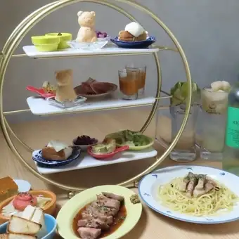 8種類の冷菜盛り合わせや厚切り豚肩ステーキ、デザートなど全13品で大満足♪2750円(税込)コース
