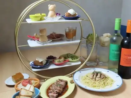 8種類の冷菜盛り合わせや厚切り豚肩ステーキ、デザートなど全13品で大満足♪2750円(税込)コース