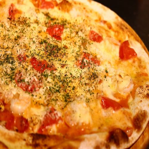 Simple tomato & garlic pizza