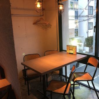 The table seats can be partitioned with roll screens and can be used as a semi-private room.Recommended for use from 2 people.It can also be used as a group together with the neighbors.