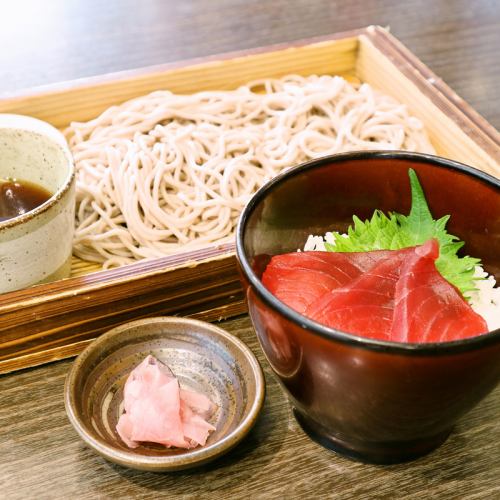 ミニまぐろ丼とお蕎麦