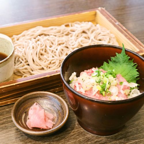 ミニねぎとろ丼とお蕎麦