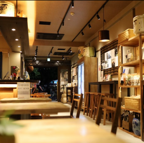 <p>当店の空間でのお食事は、心を落ち着けるひとときを提供します。おにぎりのほか、日本酒やもつ煮、チーズなど多彩なメニューを揃え、和のテイストを楽しめます。新鮮な素材を使用し、丁寧に仕込んだ料理が、ほっとする味わいを演出。落ち着いた雰囲気の中で、友人や家族と特別な時間をお過ごしください。</p>