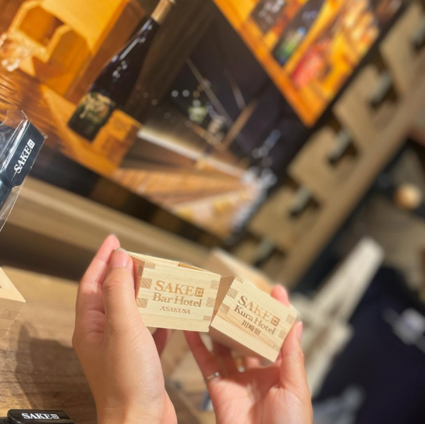 当店では自社で運営をしているホテル施設のグッズ販売をしております！館内着や枡、ボールペンやコースターなどなど！！各施設のパンフレットもございますのでお立ち寄りの際はぜひご覧くださいませ。