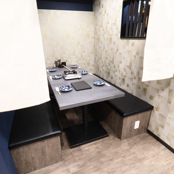 【テーブル席個室×ふぐ・かに料理】2名様～8名様まで対応しております。新しい店内は清潔感あり、上質な個室空間です。贅沢料理を極上の空間でご堪能ください。