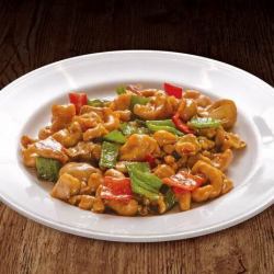 Stir-fried chicken and cashew nuts